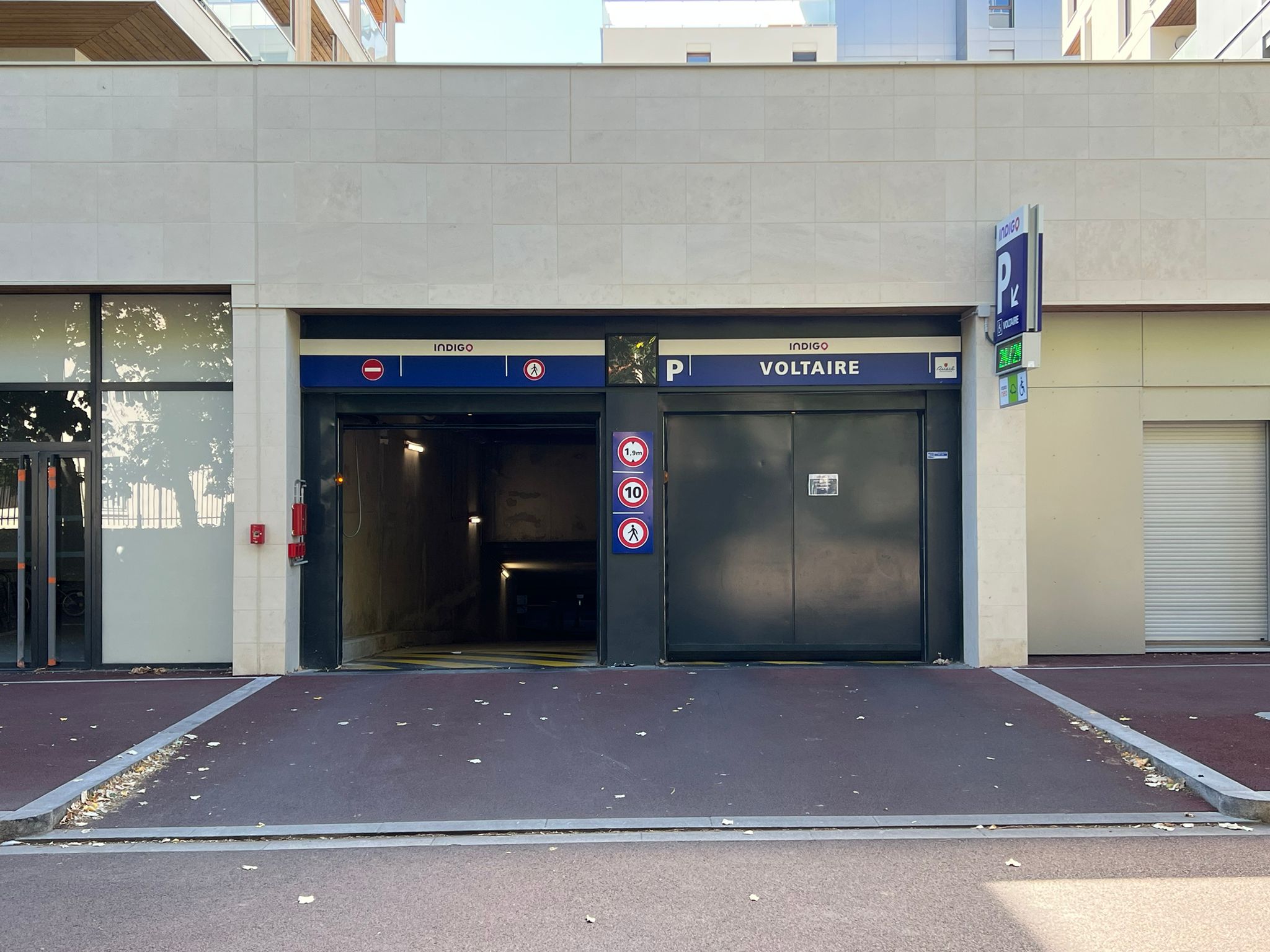 Entrée du parking Voltaire INDIGO